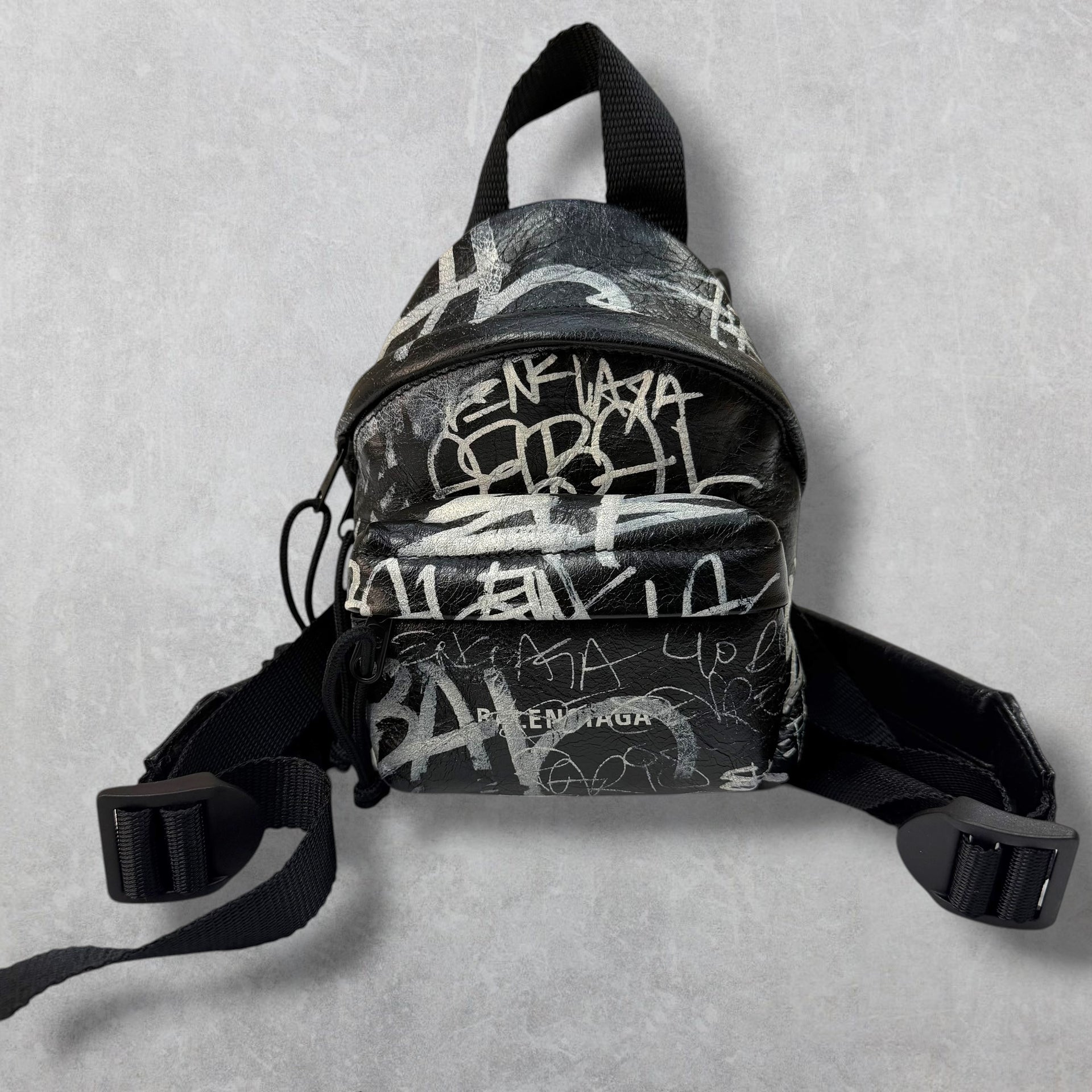 balenciaga mini backpack crossbody bag Agneau Arena Graffiti – Show Room LV Mini-Backpack Lululemon Athletica Everywhere Belt Select Model:SX 4000